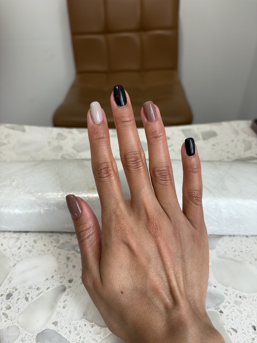 Chloe’s Nails, beauty salon at 2313A Yonge Street in Old Toronto, Toronto