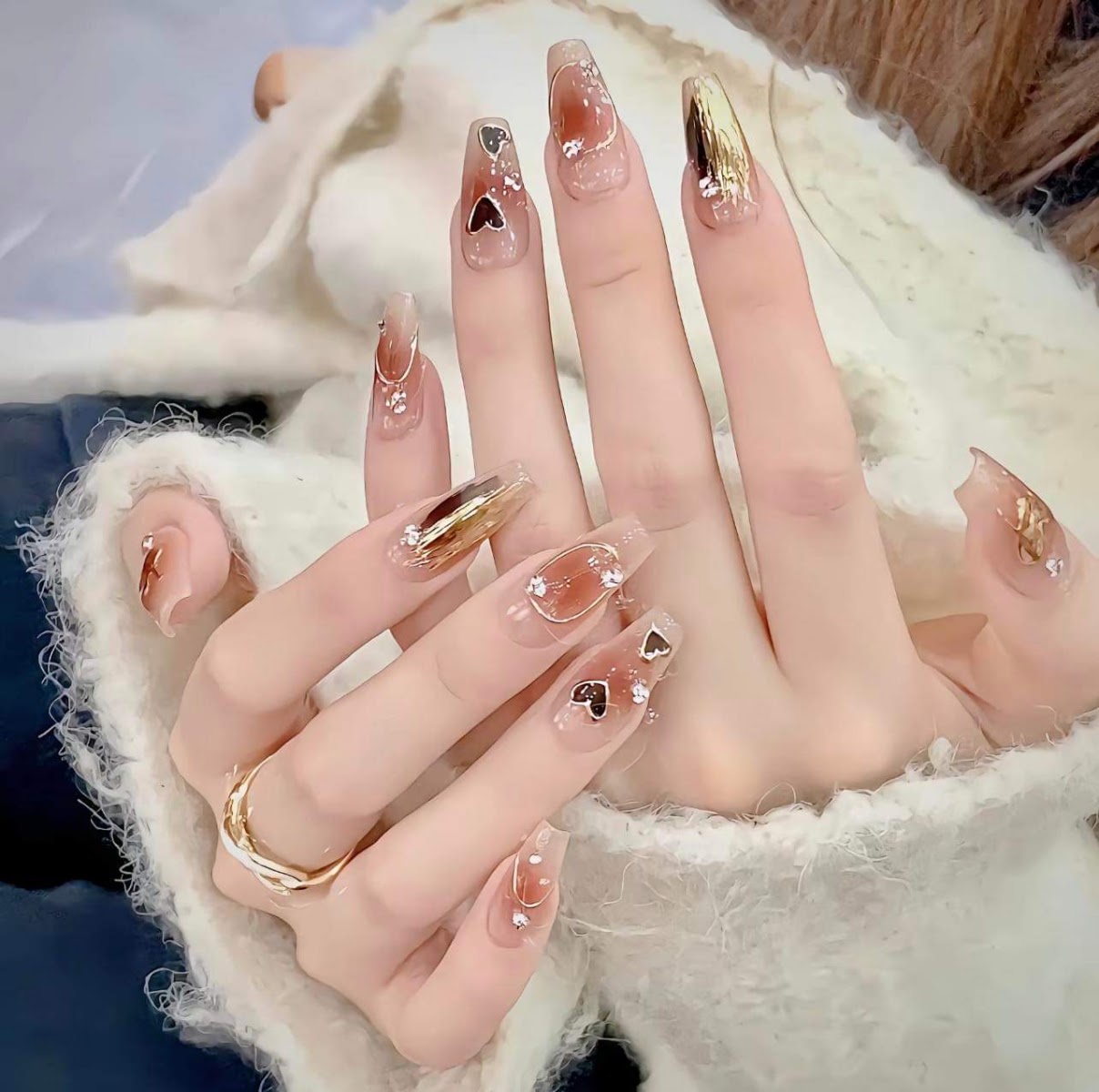Deluxe Nails & Spa, beauty salon at 1077 North Service Road in Etobicoke, Toronto