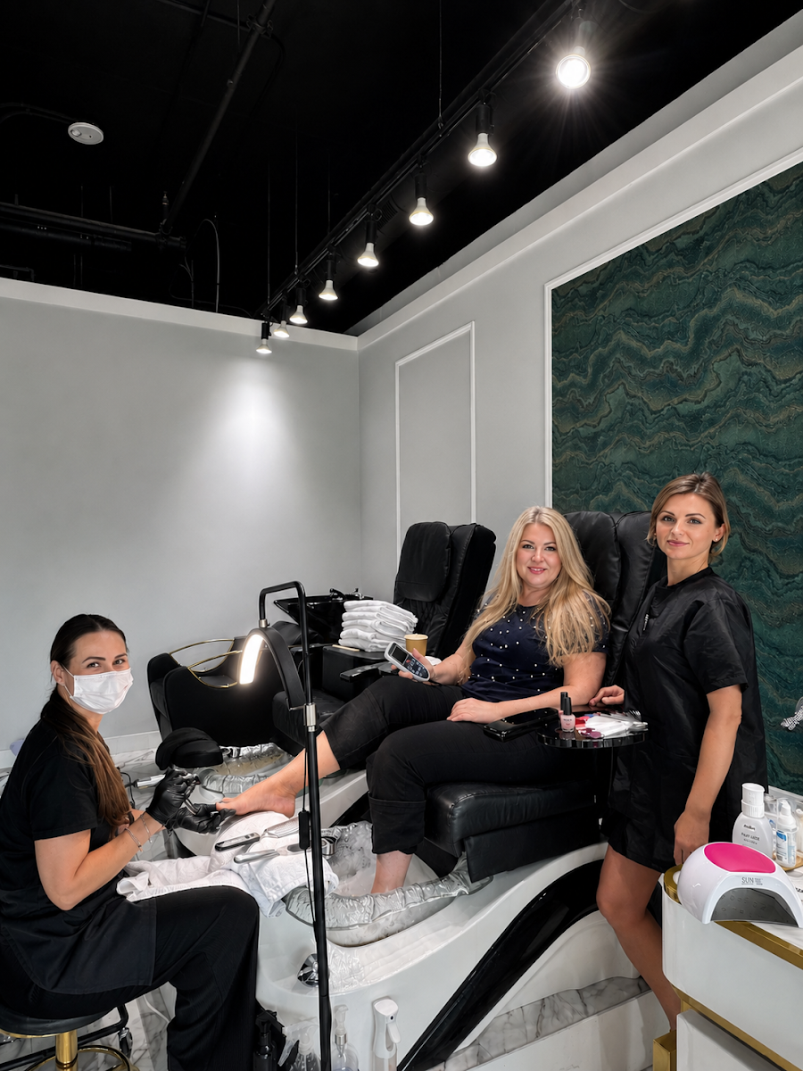 Diamonds Beauty Club, beauty salon at 5425 Dundas Street West in Etobicoke, Toronto