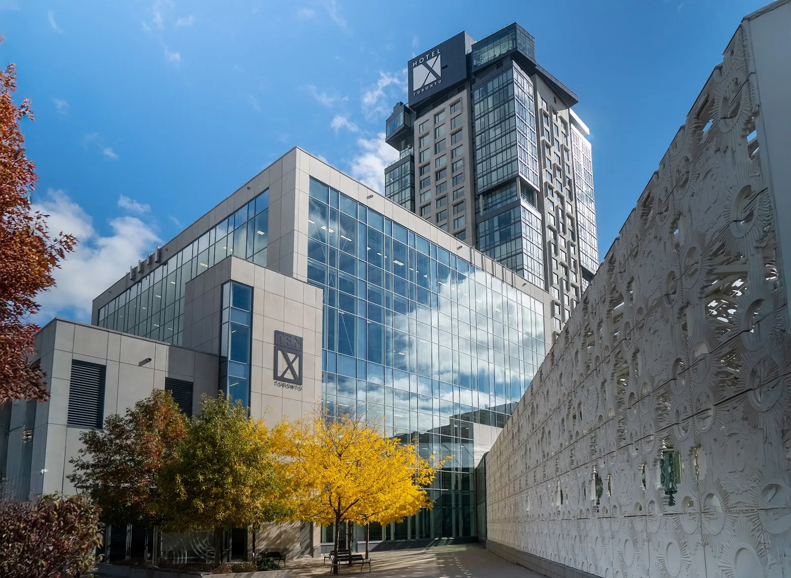 Hotel X Toronto, hotel at 111 Princes' Boulevard in Old Toronto, Toronto