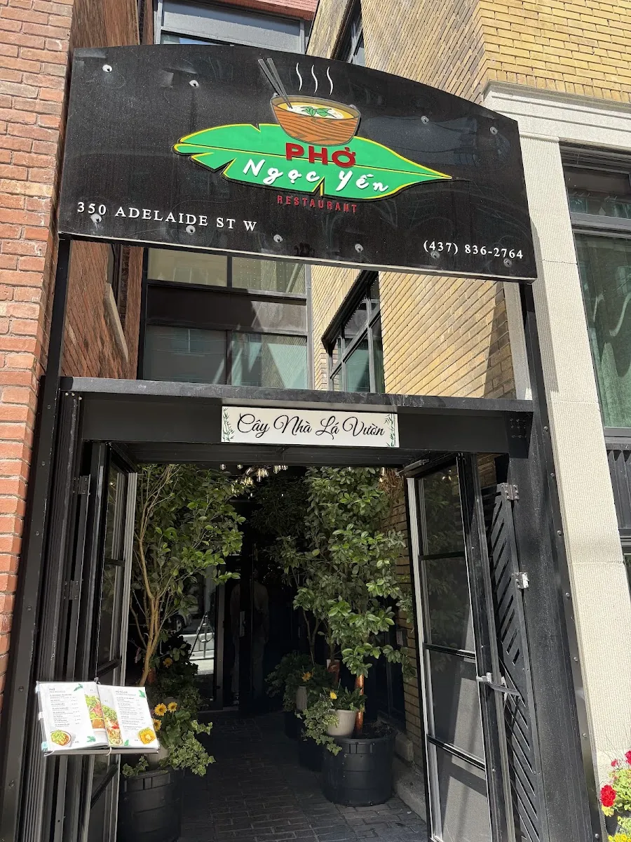 Pho Ngoc Yen 3 Toronto, vietnamese kitchen at 350 Adelaide Street West in Old Toronto, Toronto