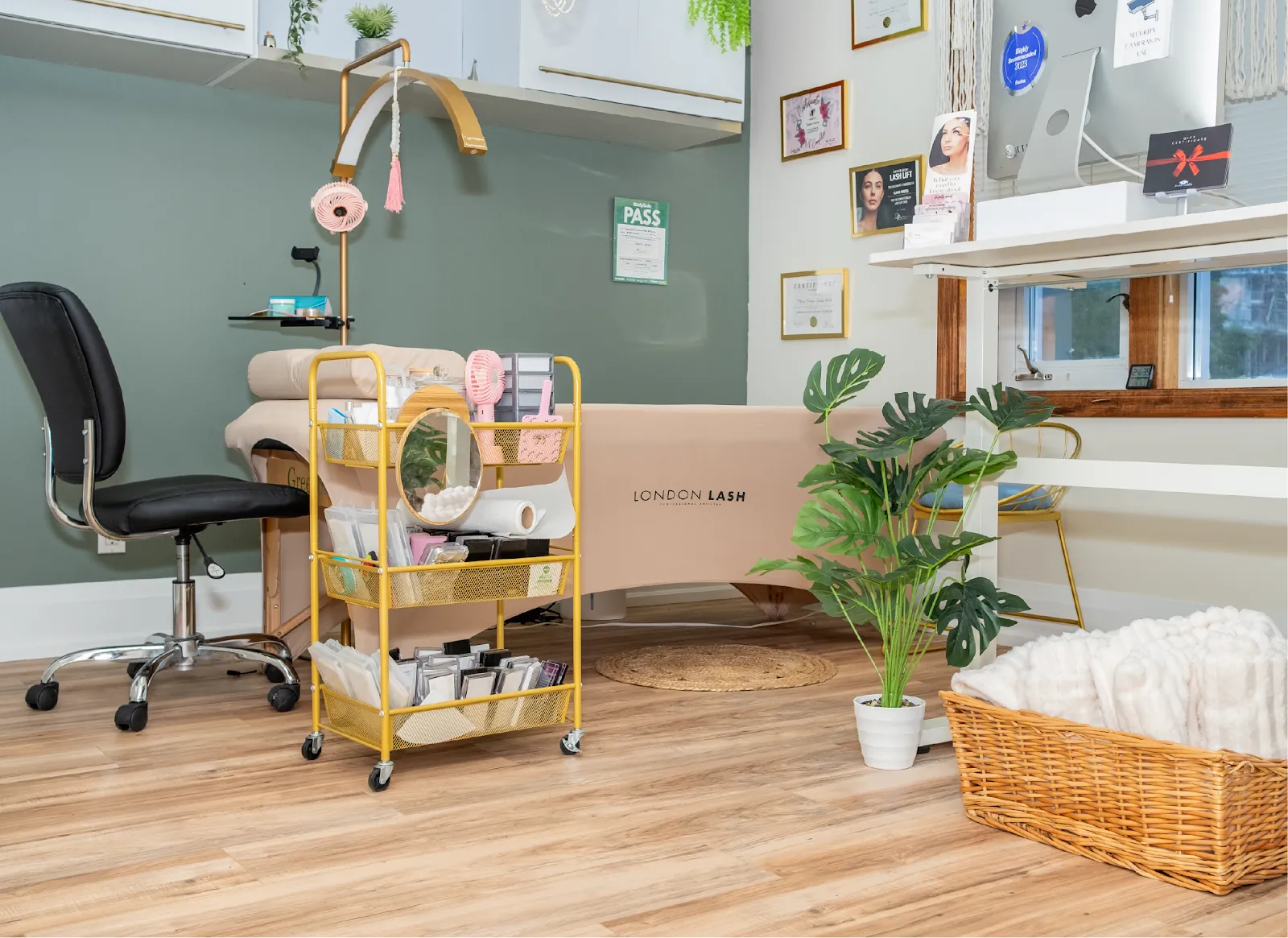 Scarlett Lashettes Studio, beauty salon at 4927 Dundas Street West in Etobicoke, Toronto