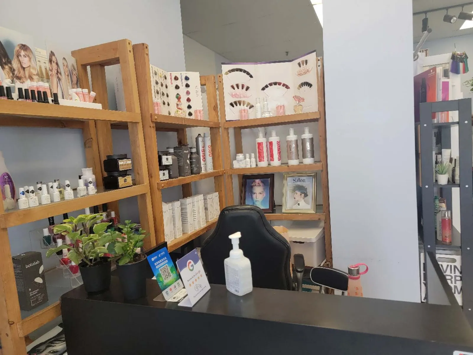 WW Salon, hair salon at 250 Dundas Street West in Old Toronto, Toronto